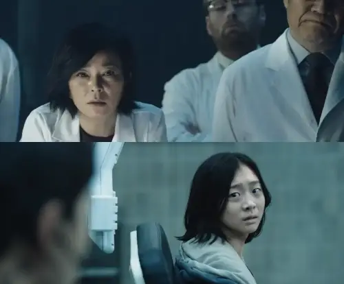 "인간 병기 프로젝트의 배후인 백총괄(조민수)과 과거 연구소에 감금된 어린 실험체의 모습. 마녀2 결말 및 시리즈 세계관 해석을 위한 핵심 단서"