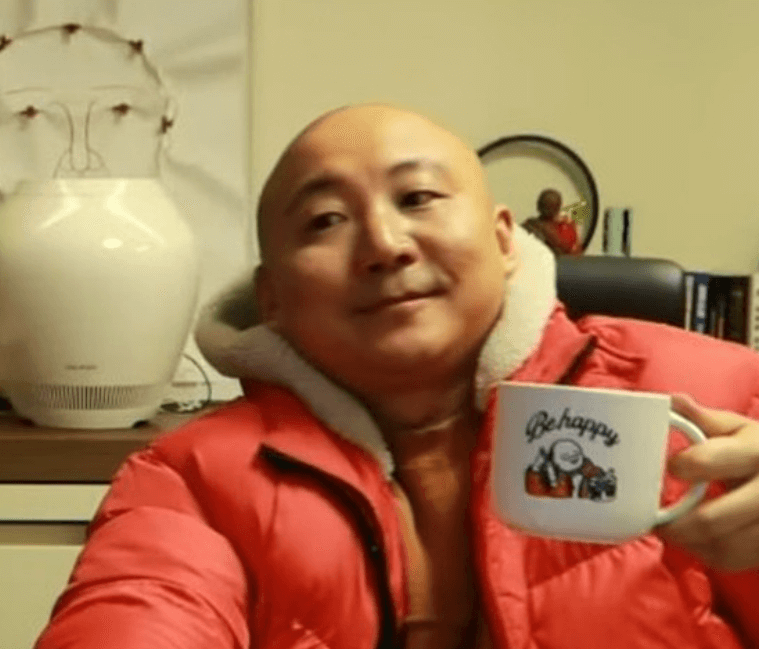 주호민 캐릭터가 그려진 머그컵을 들고 있는 주호민