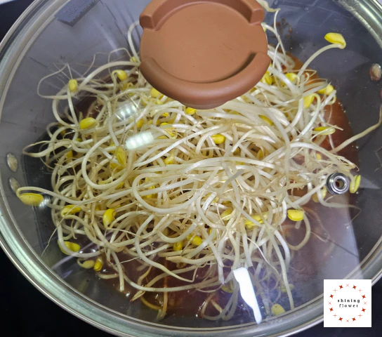 매콤소고기국-콩나물 넣고 뚜껑덮어 끓이기