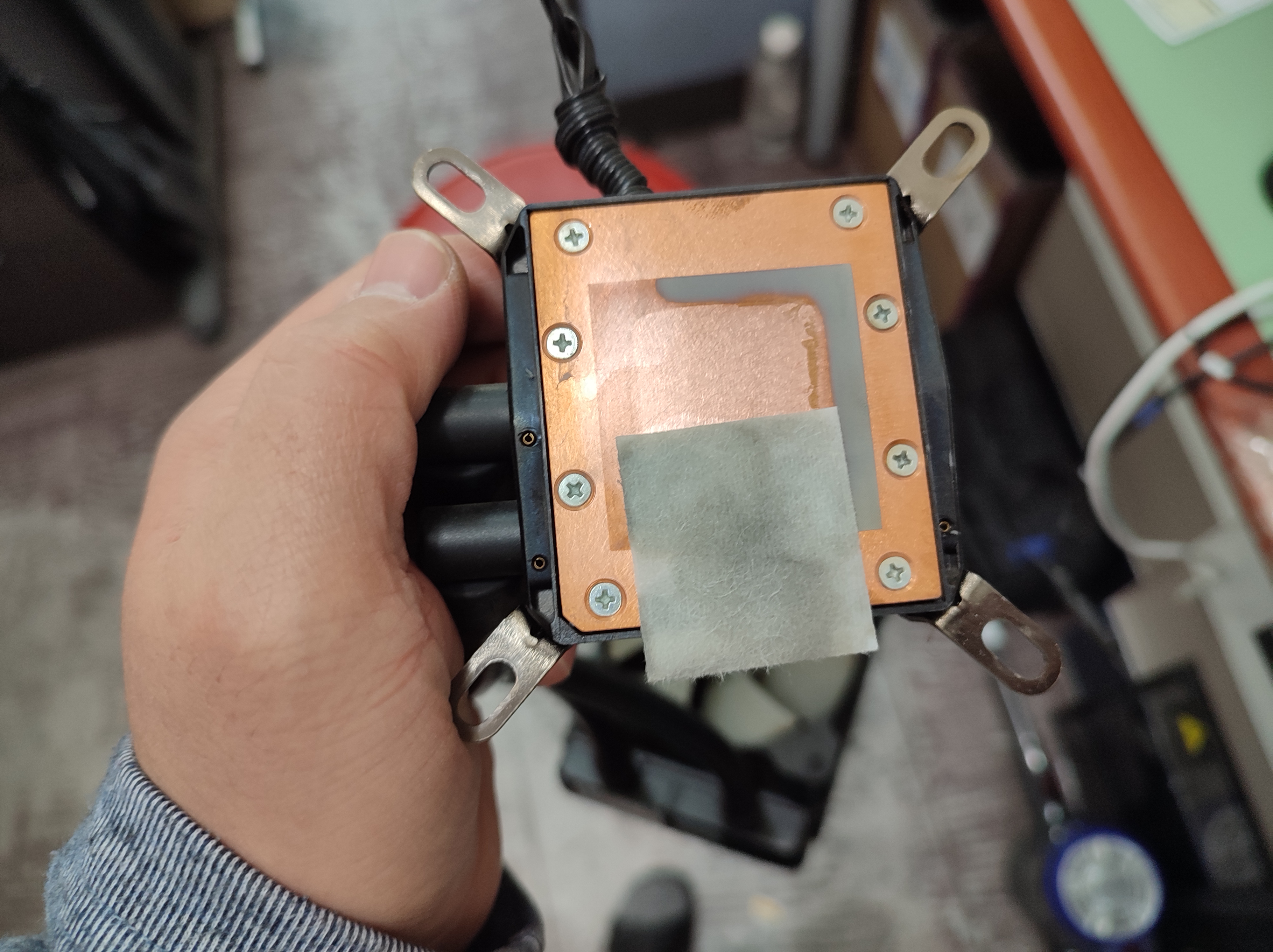 수랭쿨러 밑면의 굳어버린 서멀을 닦아내고 있습니다.