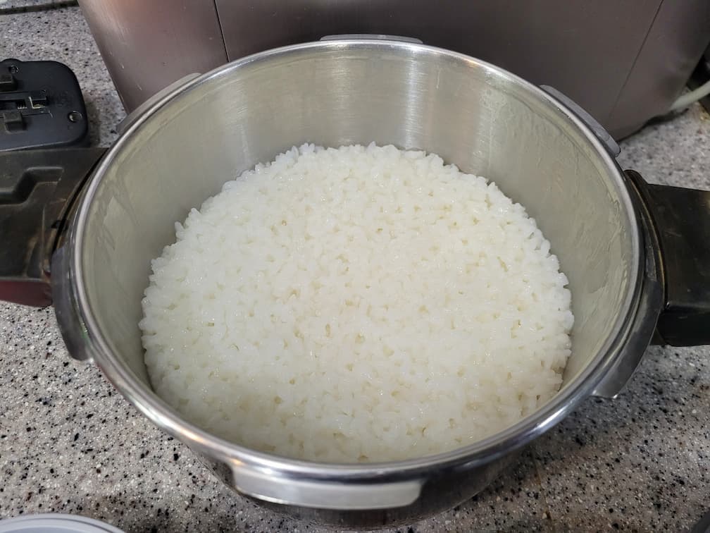 압력솥으로 잘 지어진 밥