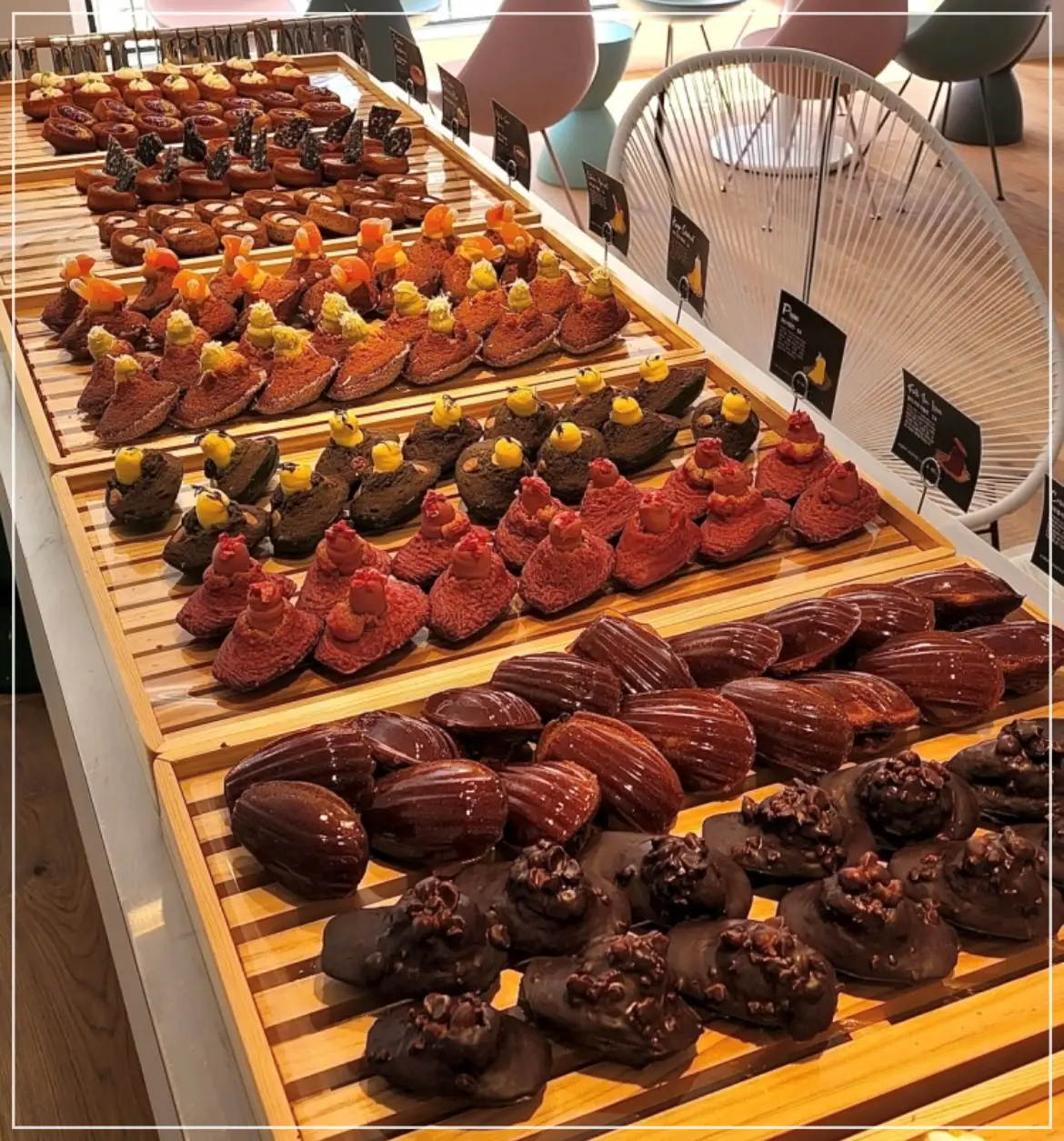 퍼스트커피랩-강남점-베이커리-진열-출처-네이버-사진