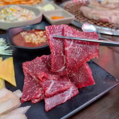 집게로 들고있는 한우