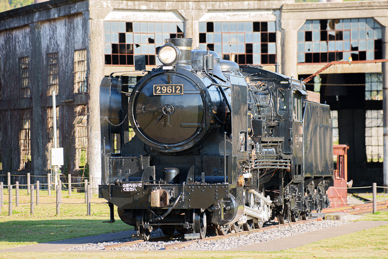 옛 분고모리 기관고의 검정 증기기차