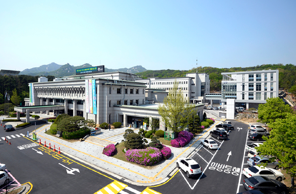 3년 차 의정부시청 7급 공무원이 숨진 채 발견돼 경찰이 수사에 나섰다. 사진은 의정부시청사 전경. [사진=의정부시]