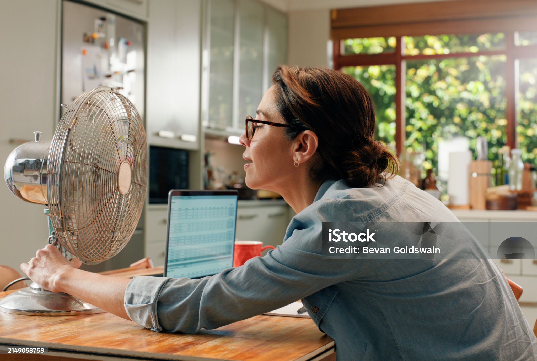 선풍기 바람을 쏘이는 사람