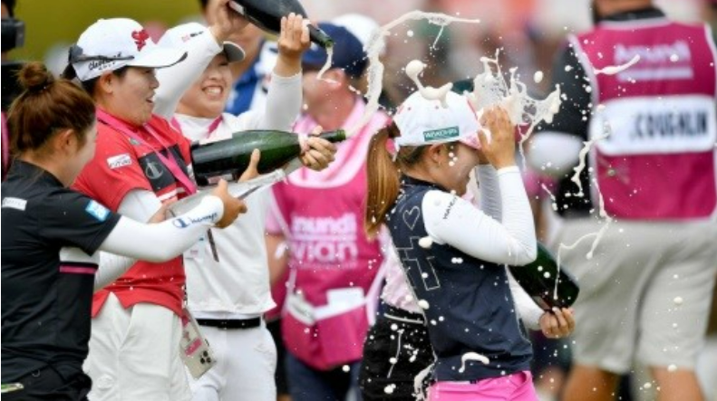 2024 LPGA 아문디 에비앙 챔피언십에서 우승하여 동료들에게 샴페인 세레를 받으며 축하받는 후루에 아야카