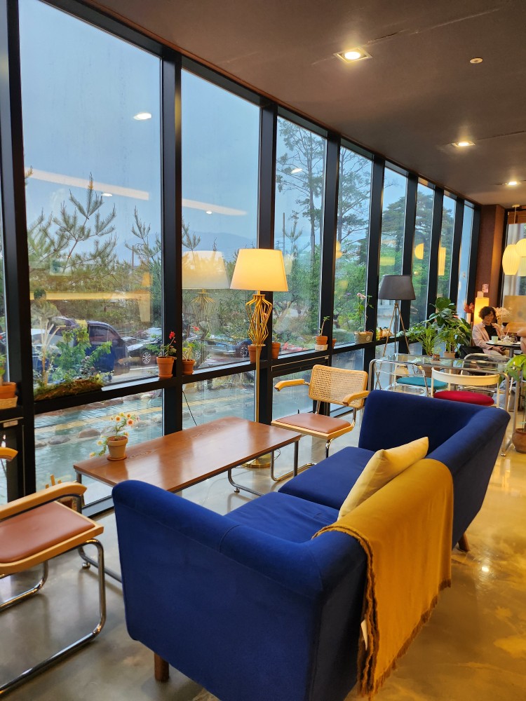 카페 내부 창가 좌석