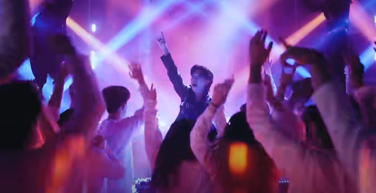 손을-높이-들고-노래-부르는-가수