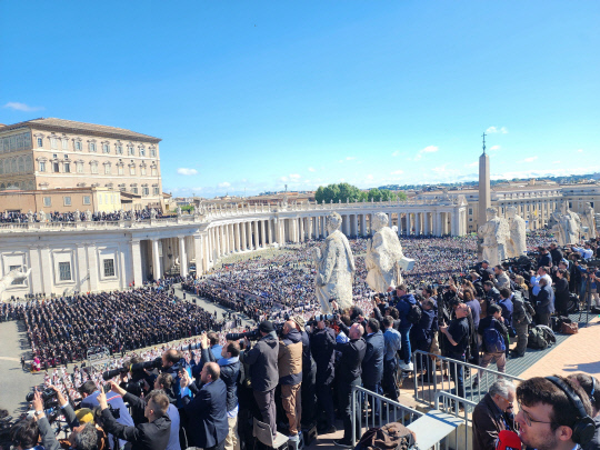 교황 선출 당시 군중