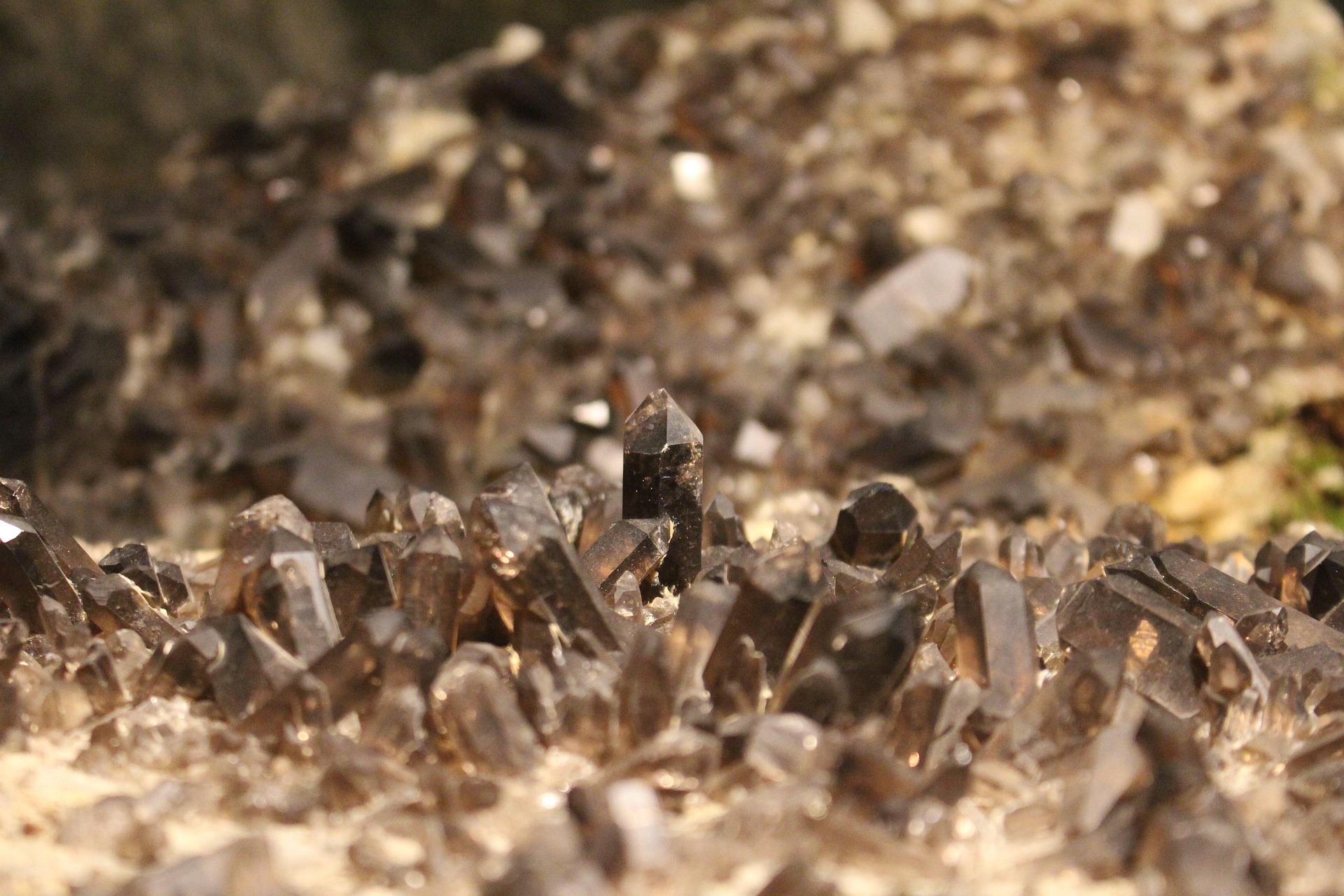 연기가 머문 수정 스모키 쿼츠(Smoky Quartz) 이야기