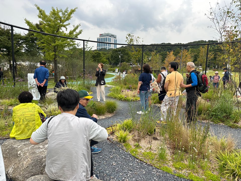 잘 꾸며진 정원을 거니는 모습