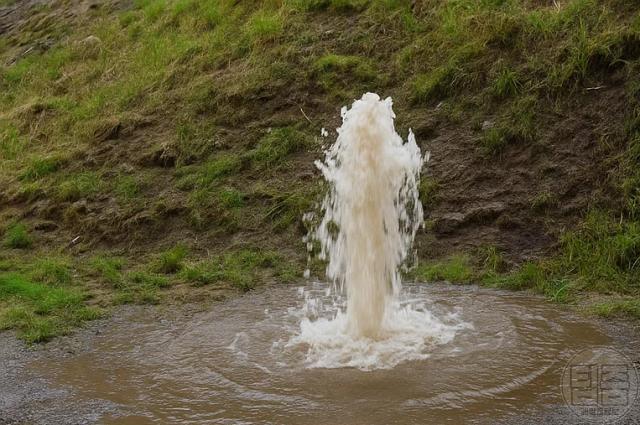 산사태 전조증상 물이 샘솟는 현상