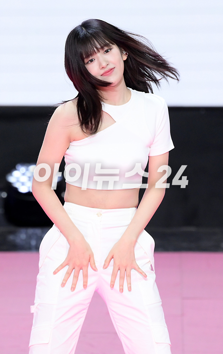 그룹 아이브(IVE)가 18일 오후 서울 마포구 상암동 SBS프리즘타워 오디토리움에서 진행된 SBS M &#39;더쇼&#39; 생방송 현장에서 멋진 무대를 선보이고 있다. [사진=정소희 기자]