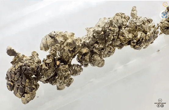 고리처럼 연결된 누런색 스트론튬 고리