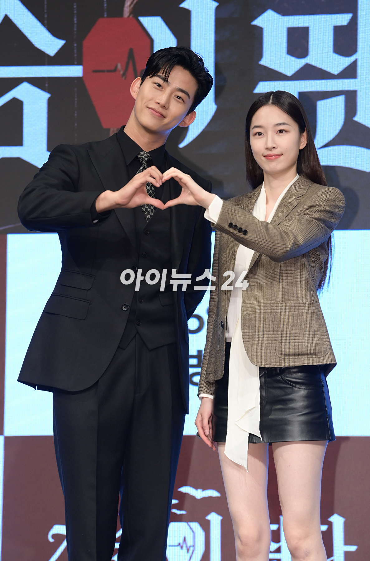 배우 옥택연과 원지안이 26일 오후 서울 구로구 신도림동 더세인트에서 열린 KBS 2TV 새 월화드라마 '가슴이 뛴다' 제작발표회에 참석하고 있다. [사진=정소희 기자]