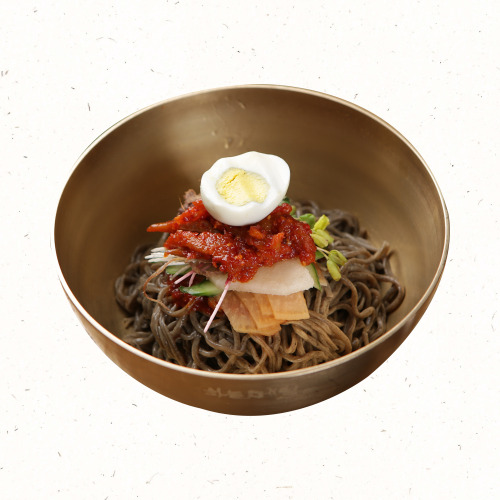 고추장 양념이 진하게 비벼진 비빔냉면