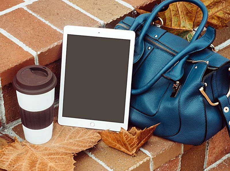 가방-커피와-아이패드가-놓여있는-모습