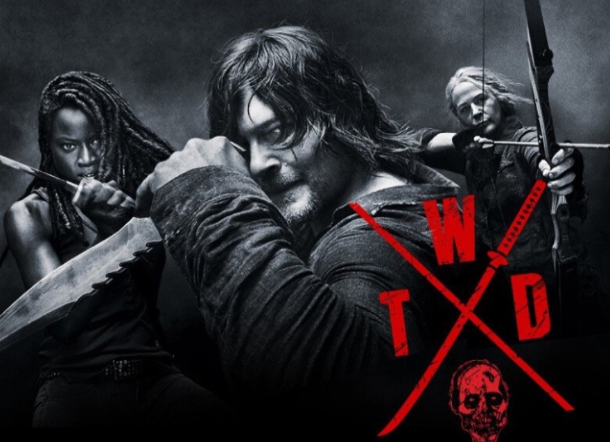 넷플릭스 좀비 추천작 워킹데드 시즌10 공식 포스터, 대릴&middot;미숀&middot;캐롤이 무기를 들고 전면에 배치된 흑백 콘셉트 이미지, 워킹데드의 전쟁은 끝나지 않았다