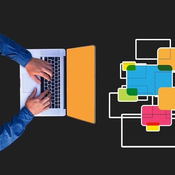 컴퓨터로-프로그래밍하는-사진