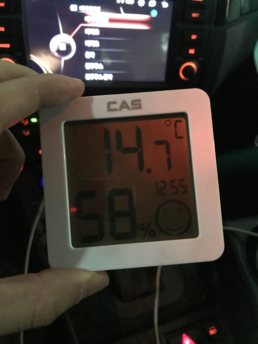 자동차 에어컨 냉매 충전 직후 실내 온도 14.7도&amp;#44; 습도 58%로 떨어진 모습 &ndash; 냉매 보충 직후 시원해지기 시작하는 상태
