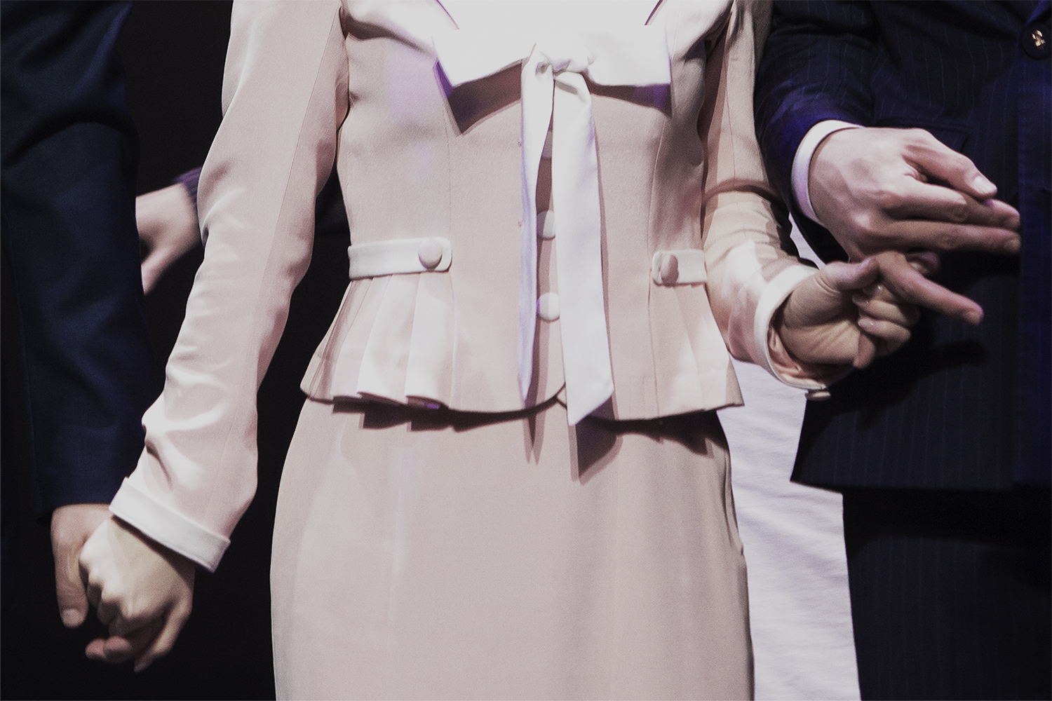 민영기 막심 - 이지혜 이히 - 임정모 잭파벨 나란히 손 잡고 있는 상체 부분 크롭 사진