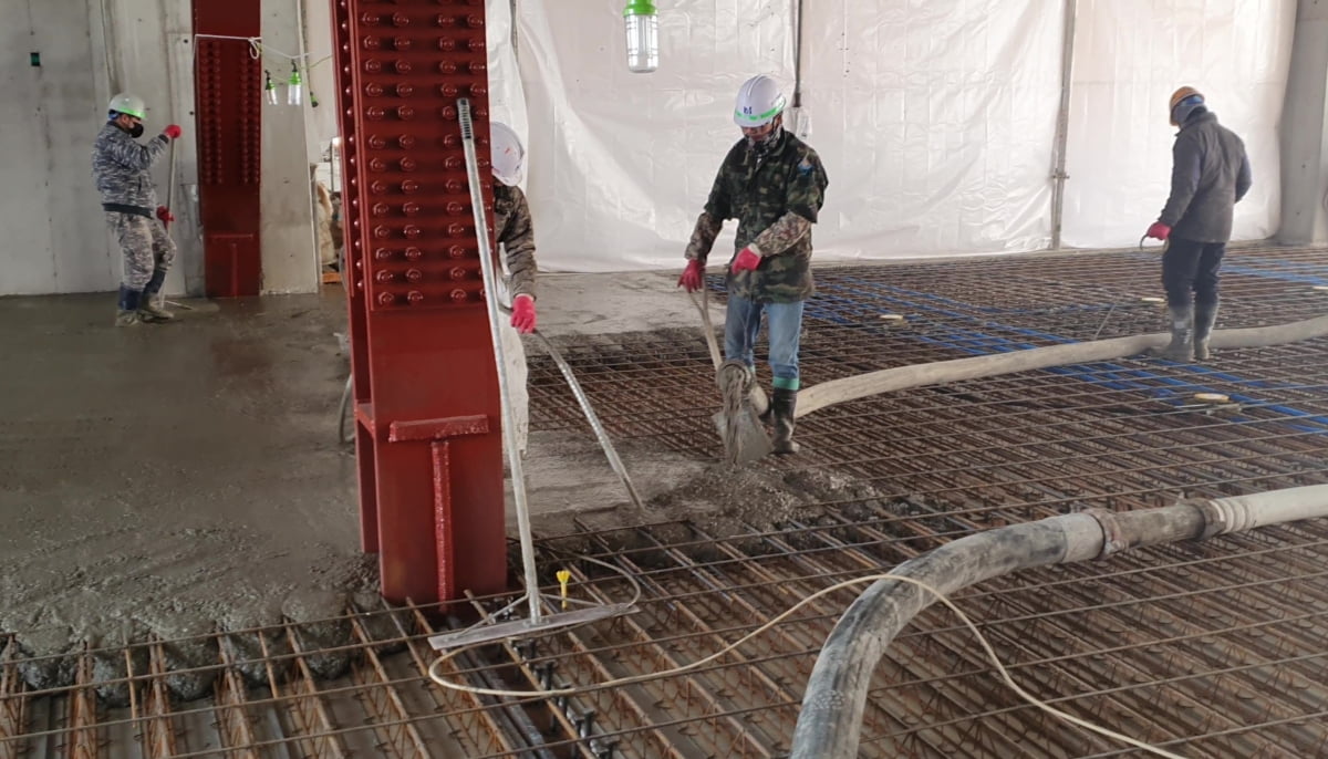 DL이앤씨와 삼표산업이 개발한 내한 콘크리트 타설 모습.