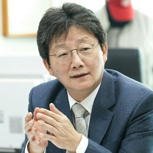 안경을쓰고있는-남성의모습