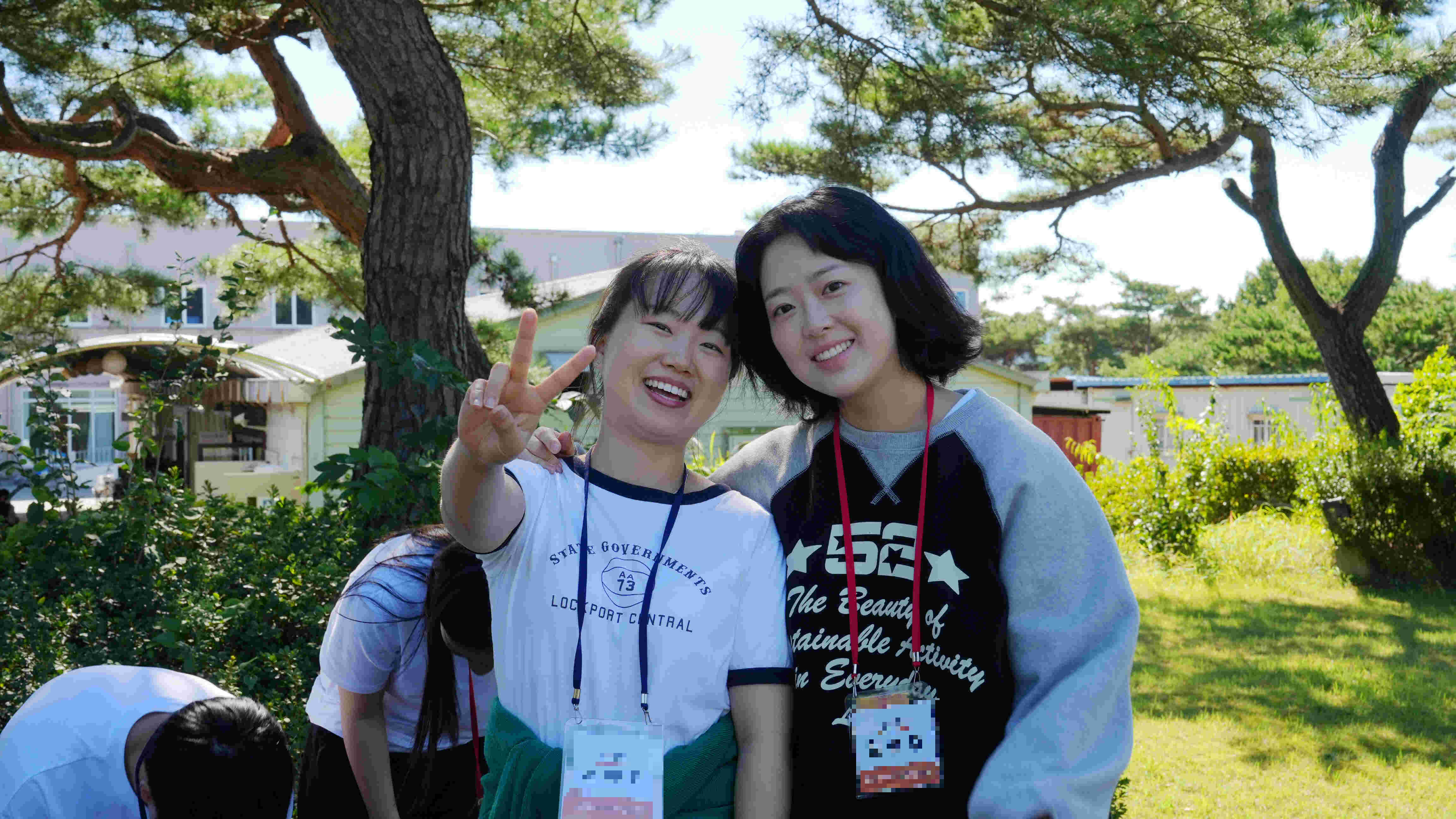 명상 캠프 참가자들의 만족스러운 표정과 후기 인증샷