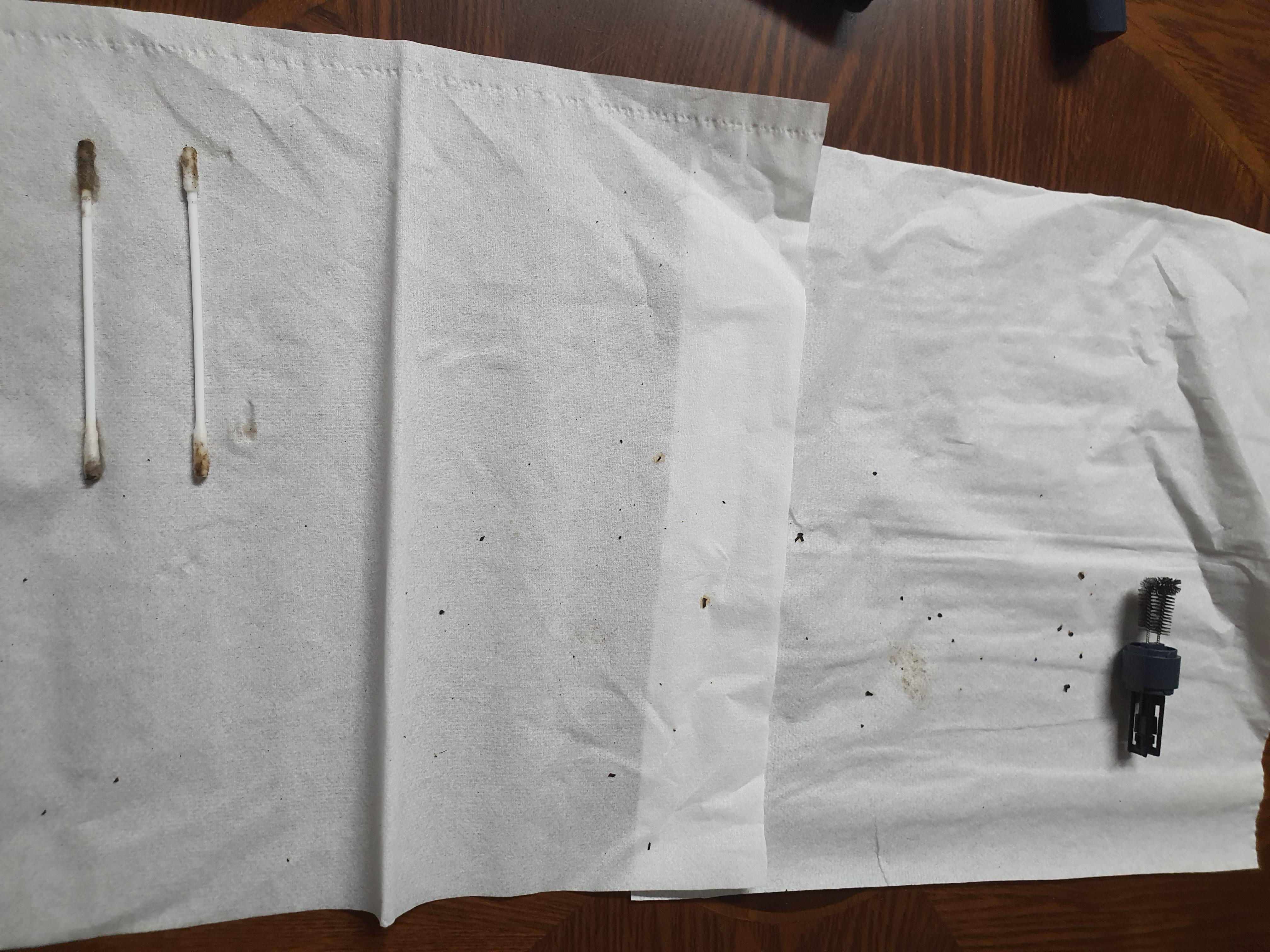 전자담배 청소 완료 후 닦아낸 찌꺼기들