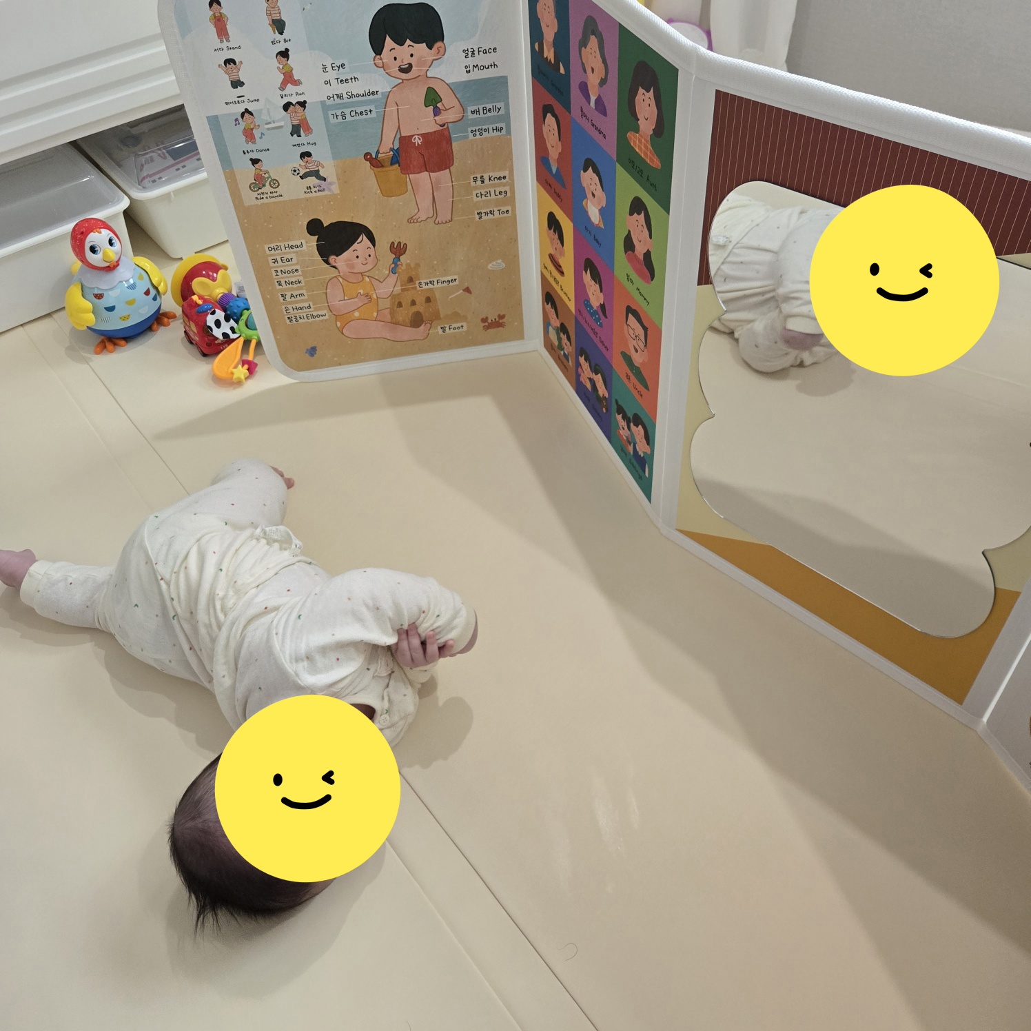 뒤집기-시도하는-아기의-모습-병풍사진-보는-아기의-모습