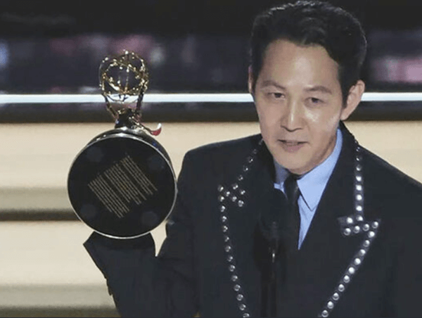 에미상시상식-이정재수상사진