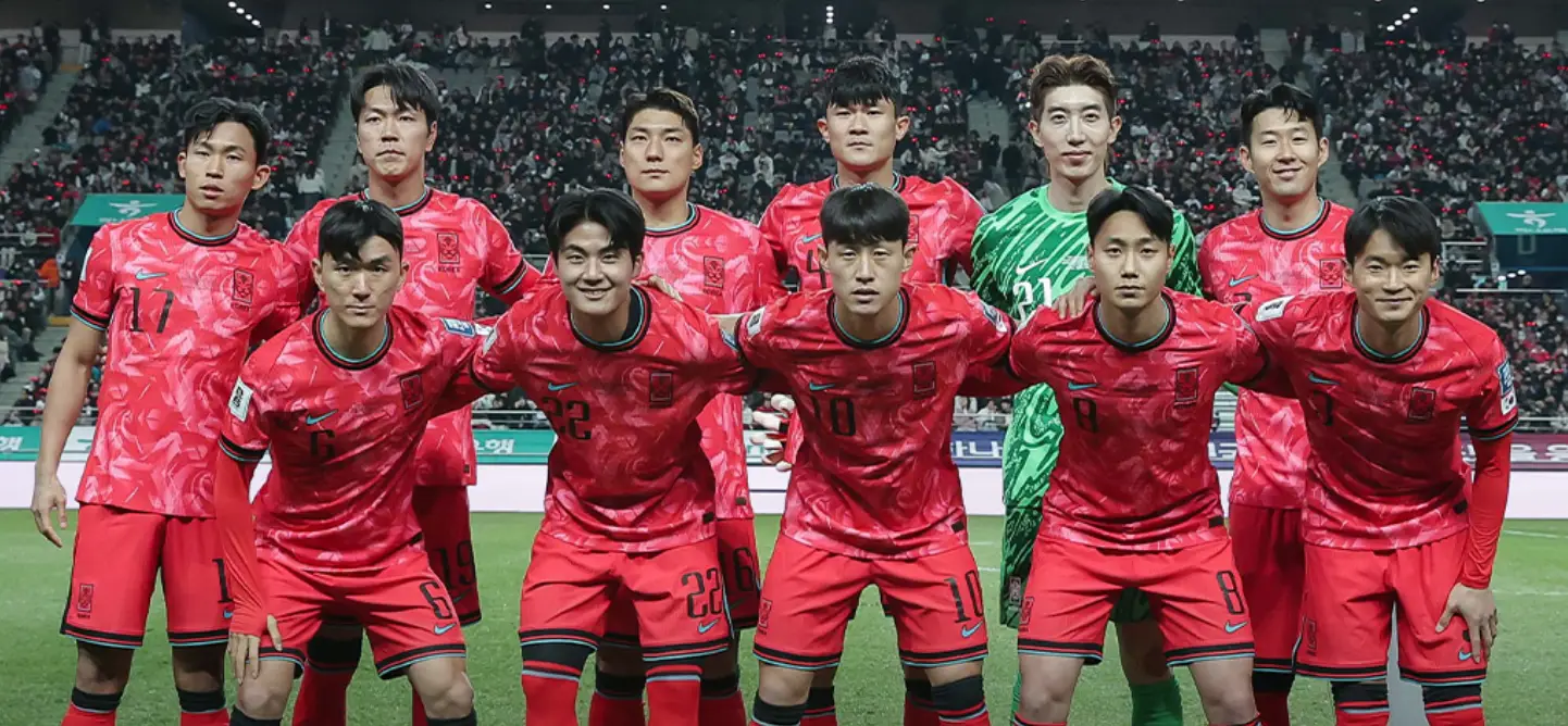 축구장에서 포즈를 취하고 있는 국가대표팀