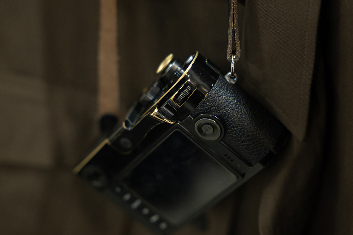 Leica M-P (Typ 240) 후면과 측면 디자인, 비교적 두꺼운 바디 형태가 드러나는 디지털 M 카메라