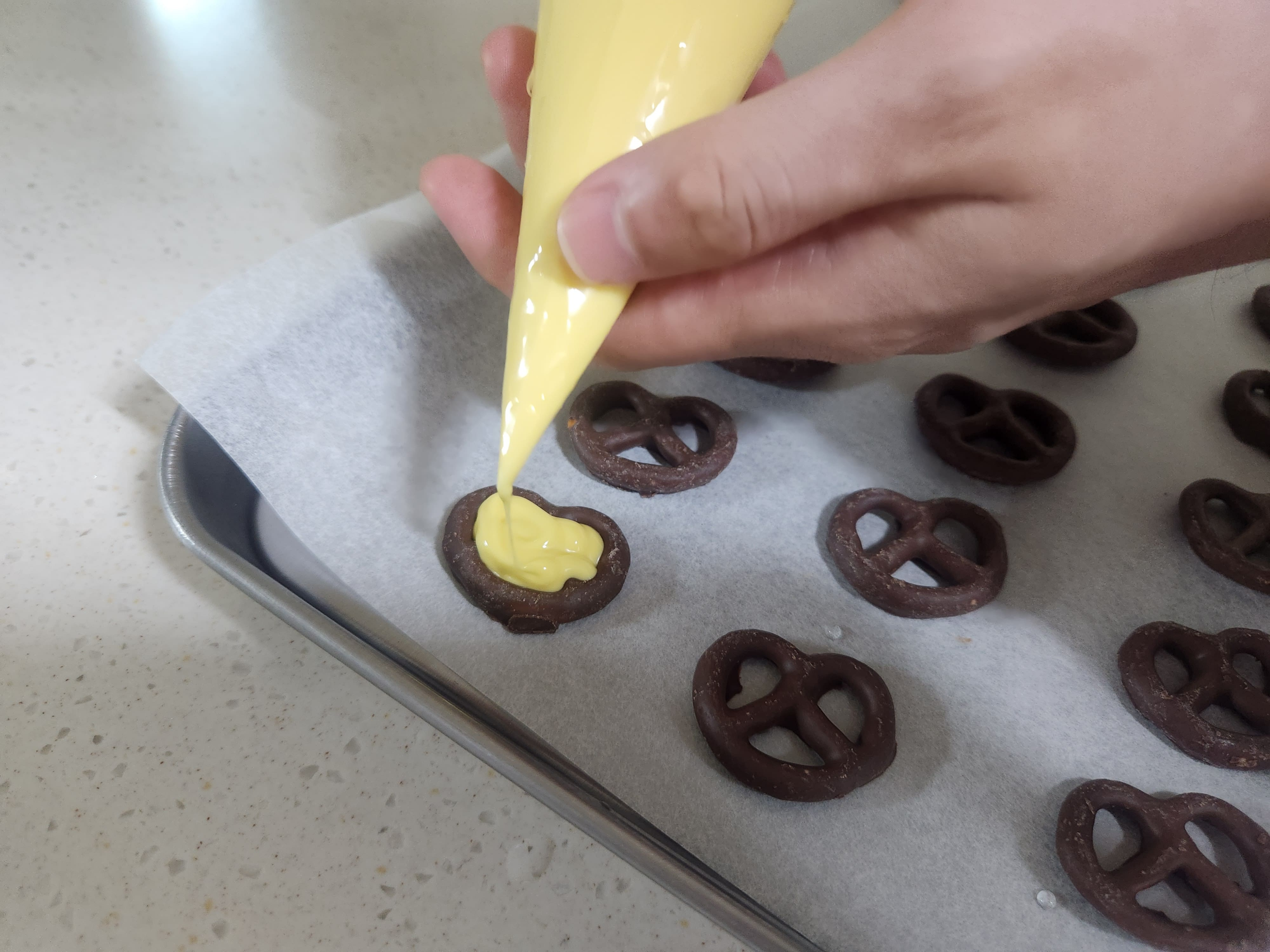 프레즐 위에 녹은 초코 올려주기