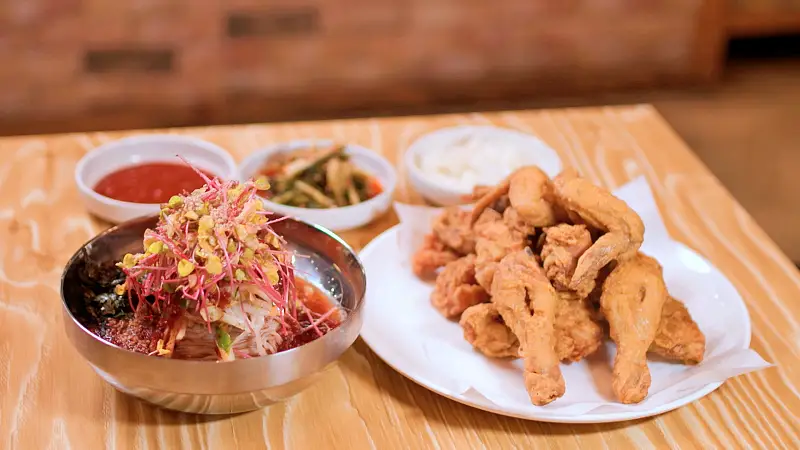 메밀국수와 치킨의 최초 조합 메밀 후라이드 치킨, 물막국수, 비빔 막국수 충주 맛집