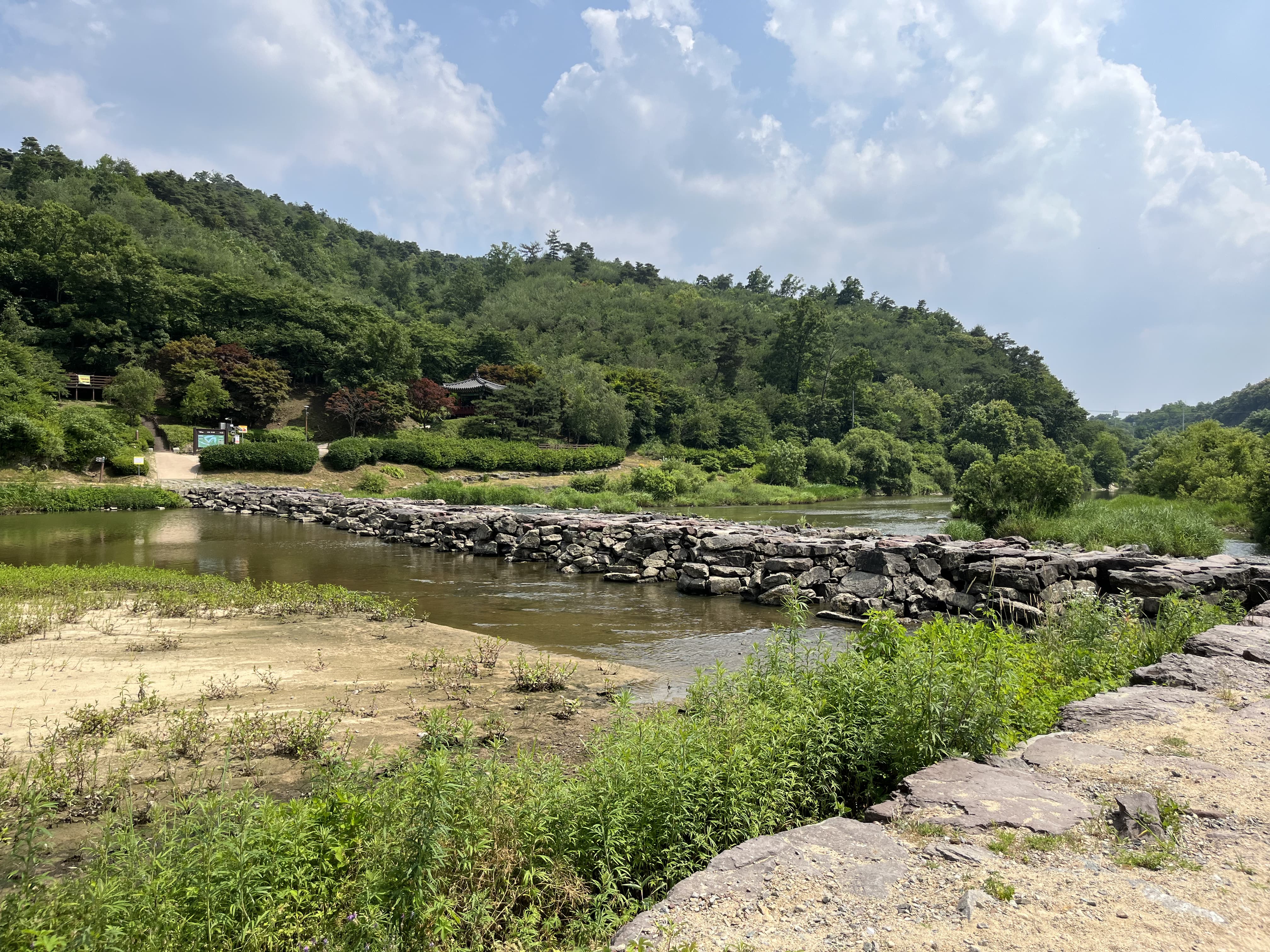 멀리서 본 농다리 모습