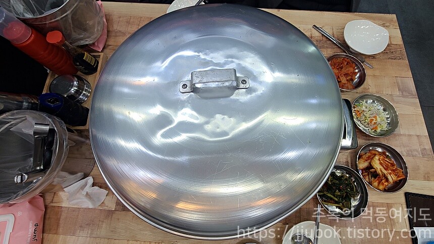 택이네-조개전골-전골냄비-테이블-세팅