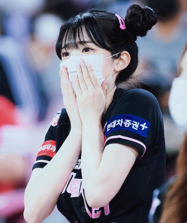 뿌까머리를 하고 마스크를 쓴 이다혜 사진