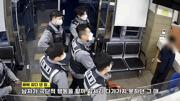 지난 28일 무선취식 후 경찰관 조치에 앙심을 품고 지구대를 찾아온 남성이 경찰관에게 제압되는 모습. [영상=유튜브 채널 &#39;경찰청&#39;]