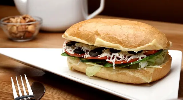 토마토 치즈 샌드위치