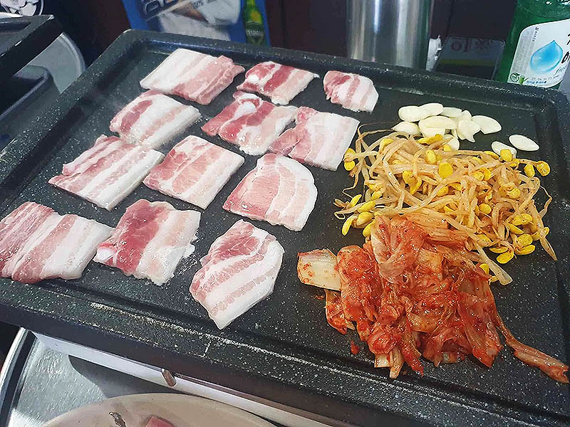 논현동 영동시장 대표 냉삼 '영동원삼겹살'