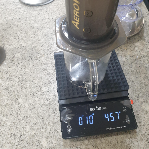 저울 위에 서버, 서버 위에 에어로프레스가 올려져있다. 저울은 45.7g을 가르키고 있다.