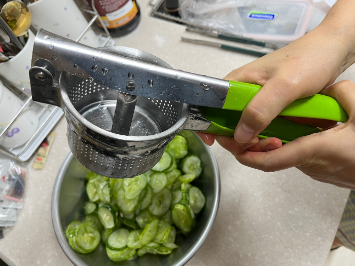 탈수하는 모습&amp;#44; 탈수된 야채