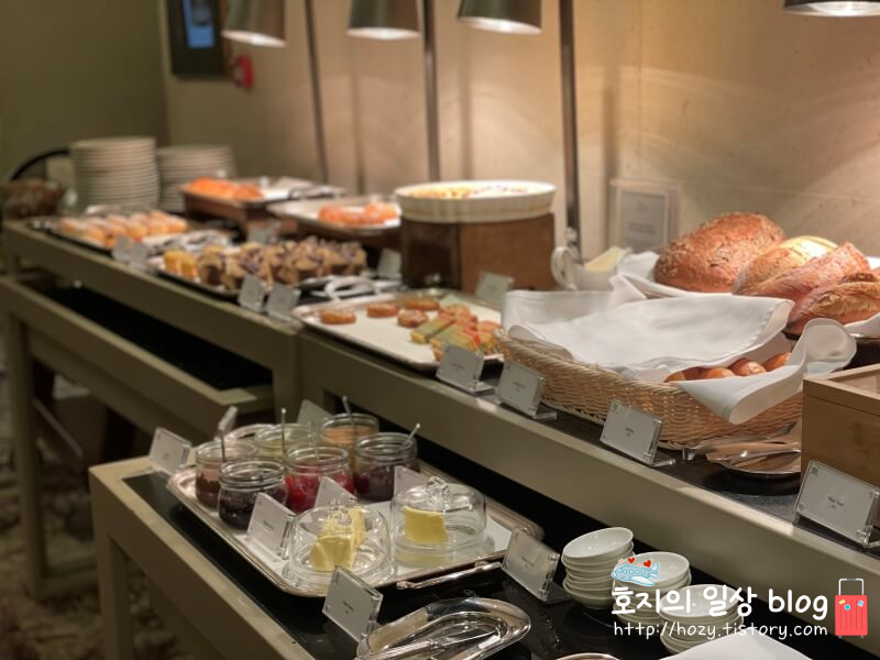싱가포르 세인트레지스 조식 베이커리 코너