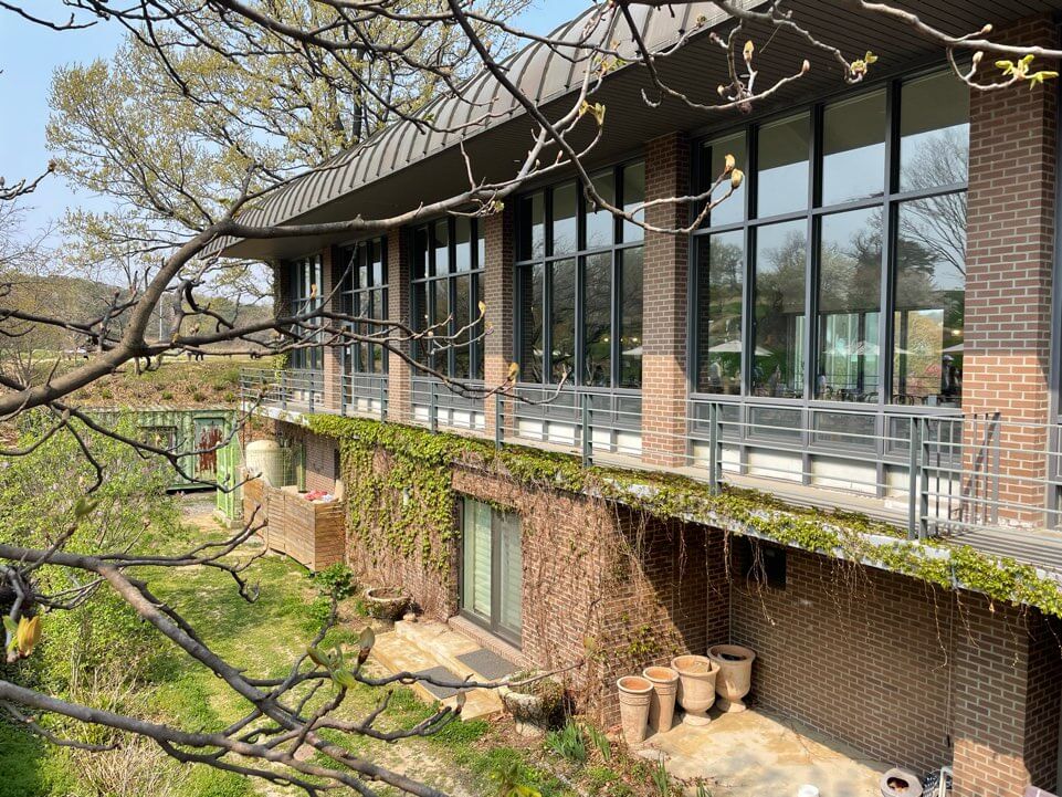 카페-피어라-실내-좌석-건물-외관