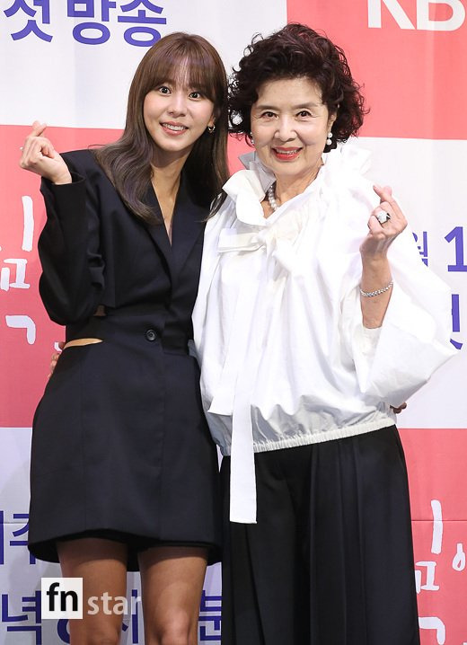 윤미라 유이와 함께 포즈 취하는 모습