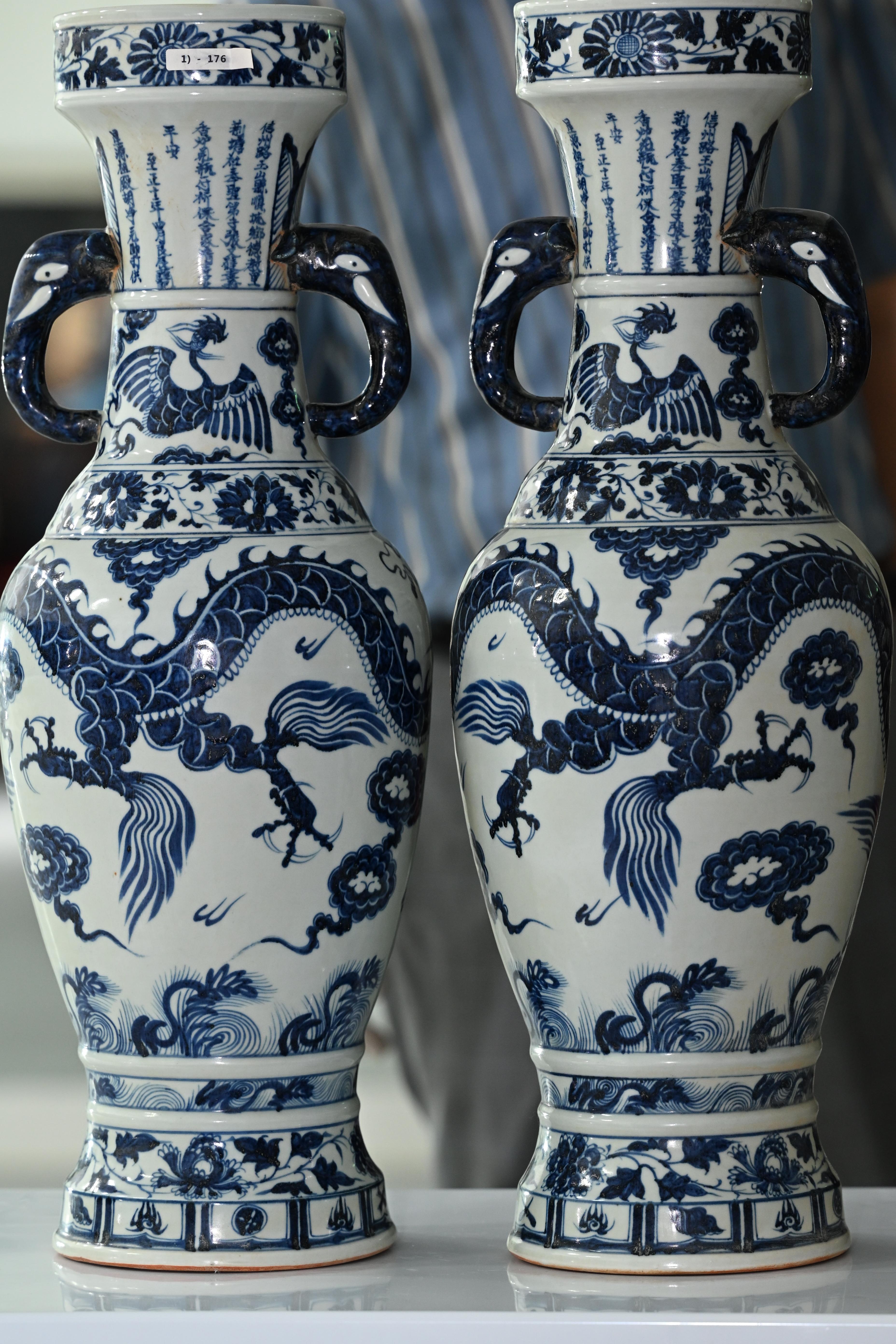 * 작품명 : 청화백자 용문 항아리 ( 한 쌍 )
* 시대 : 원대 (Yuan Dynasty)
* 재료 : 도자기
* 크기 : 높이 60cm, 입구 지름 13.6cm, 바닥 지름 16.8cm