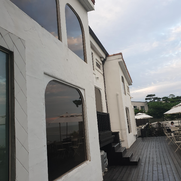 토크라피 : 강화도 동막해변 오션뷰 카페_여러채의 별관들