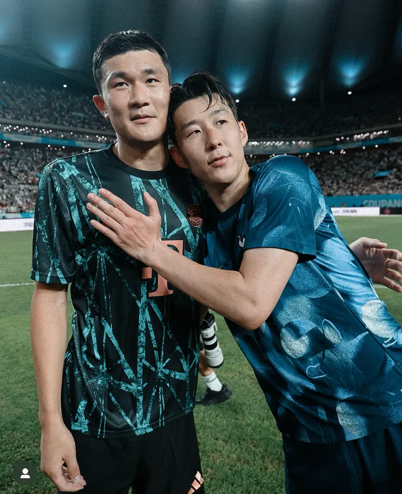 손흥민이 김민재를 껴안으며 포즈를 취하는 장면